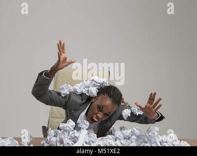 African business donna è stanco di lavoro . Seduta di fronte a carta sgualcita pila . Infelice con cv Foto Stock