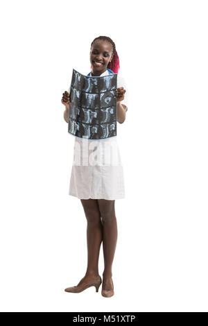 Closeup ritratto intellettuale della donna africana medico sanitario con il bianco labcoat, guardando il collo x-ray immagine radiografica, scansione CT, MRI, isolato Foto Stock