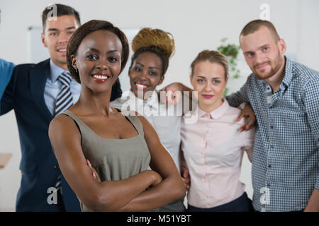 Immagine della donna afro-americana leader aziendale nella parte anteriore del suo team aziendale Foto Stock