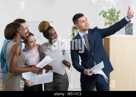 Ritratto di Business Team Selfie cattura insieme a Office Foto Stock