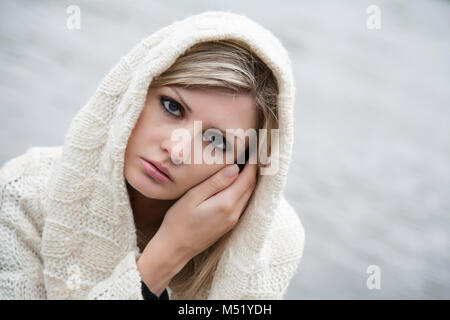 Ragazza in abito bianco su sfondo del fiume Foto Stock