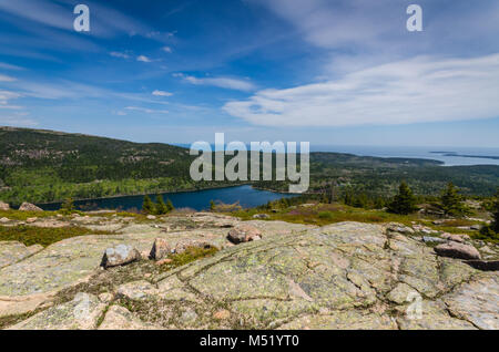 Jordan Pond è un oligotrophic tarn nel Parco Nazionale di Acadia vicino alla città di Bar Harbor, Maine. Essa copre 187 acri, con una profondità massima di 150 piedi Foto Stock