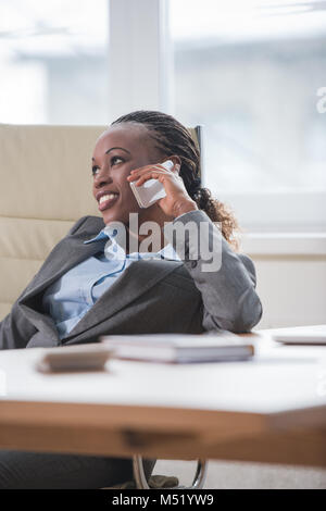 Lavoratore di ufficio una telefonata capire l importanza di un atteggiamento positivo Foto Stock