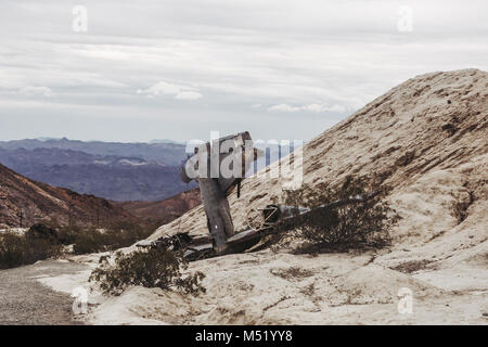 Piano arrugginito abbandonato nel deserto Foto Stock