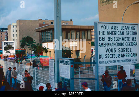 Foto d'epoca del Checkpoint Charlie,a Berlino est,Germania Foto Stock