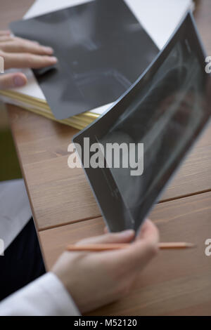 Le mani del medico tenendo il petto e polmoni xray in ufficio medico Foto Stock