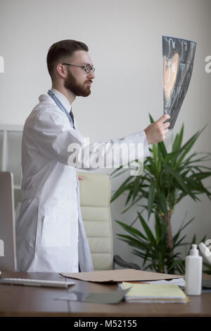 Medico che lavorano con la scansione TC a hos workplace Foto Stock