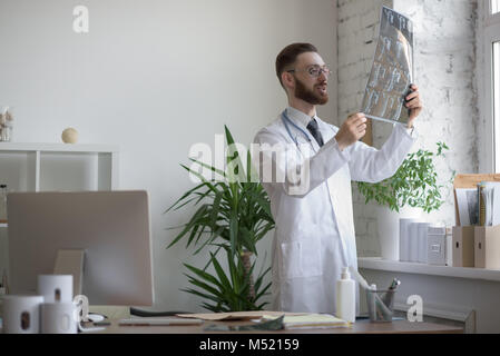 Medico che lavorano con la scansione TC a hos workplace Foto Stock