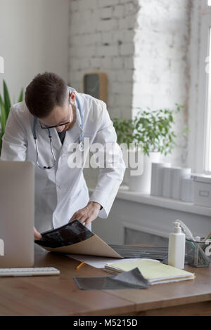 Medico che lavorano con la scansione TC a hos workplace Foto Stock