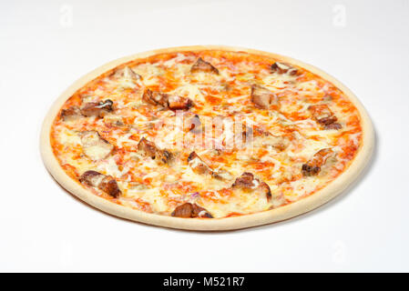 La Pizza con il kebab e funghi. Sfondo bianco Foto Stock