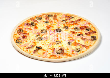 Pizza con prosciutto e sole-essiccati tomatoe. Sfondo bianco Foto Stock