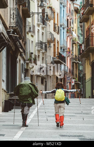 Coppia di mezza età gli escursionisti a piedi nella strada della città vecchia, Pamplona, Navarra, Spagna Foto Stock