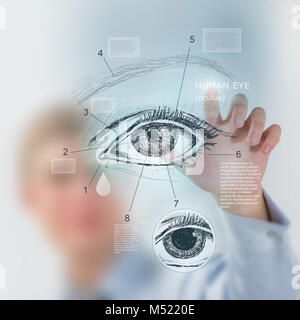 Voce maschile medico lavora con interfaccia virtuale esaminando occhio umano Foto Stock