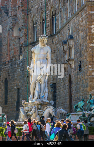 I turisti presso la fontana del Nettuno statua in Firenze Foto Stock
