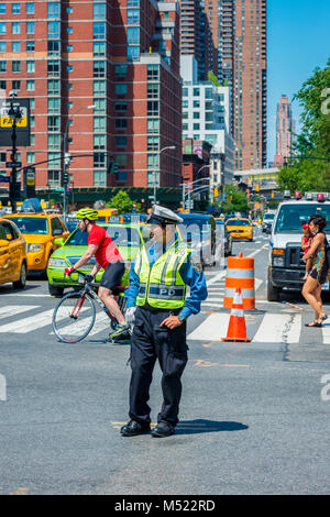 Funzionario di polizia la gestione del traffico in una strada a Manhattan, New York City, Stati Uniti d'America Foto Stock