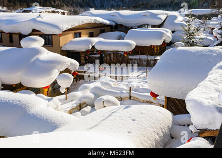 La città della neve, Xue Xiang a Heilongjiang, Cina offre la Cina è davvero il Paese delle Meraviglie invernali. Visualizzazione diurna dà una favola esperienza surreale. Foto Stock