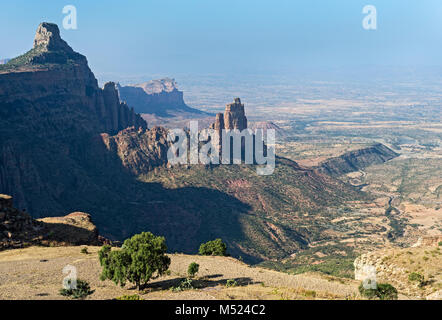 Grande Rift Valley africana,northern foothills con Koraro rock aghi nelle montagne Gheralta,vicino Hawzien,Tigray,l'Etiopia Foto Stock