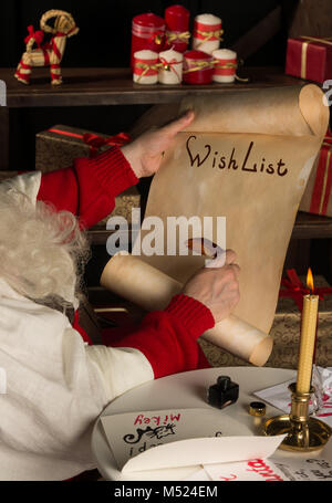 Close-up di Natale wishlist lettera a Babbo Natale le mani Foto Stock