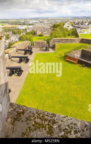 Il Castello di Stirling passerelle difensiva sulle pareti con vista cannon Foto Stock