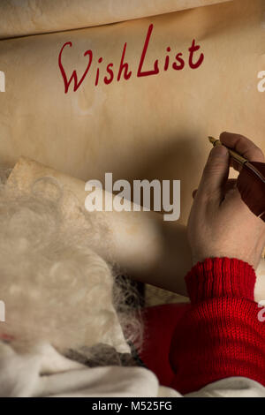 Close-up di Natale wishlist lettera a Babbo Natale le mani Foto Stock