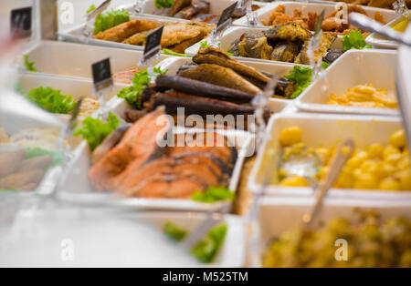 Negozio di alimentari. Diversi i pasti serviti in vendita Foto Stock