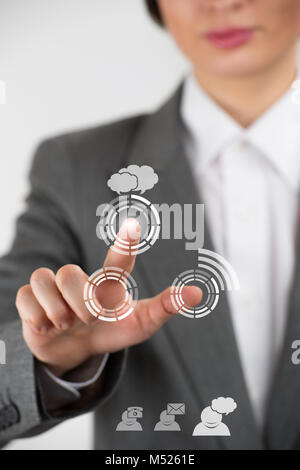 Business donna rivolto le sue dita sul web virtuale delle icone di interfaccia Foto Stock