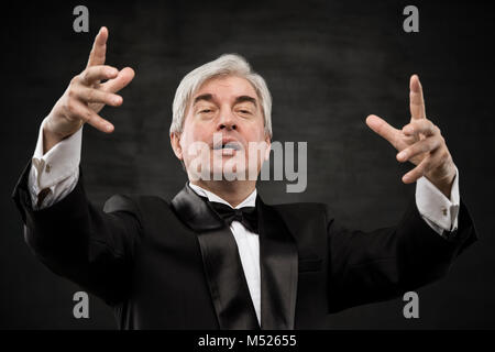 Closeup ritratto maschile di direttore di orchestra dirigendo con le sue mani in concerto. Business concetto leader Foto Stock