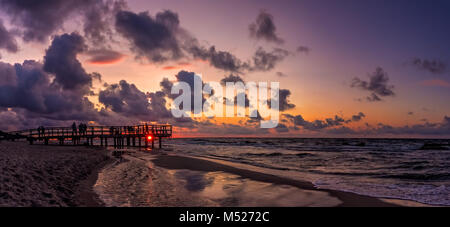 Panorama di una spiaggia tramonto sul mar Baltico Foto Stock