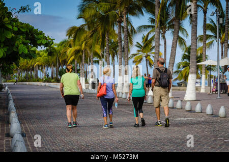 Passeggiate turistiche lungo il Malecón, un 12-blocco, miglio-lungo il percorso a piedi in Puerto Vallarta, Jalisco, Messico. Foto Stock