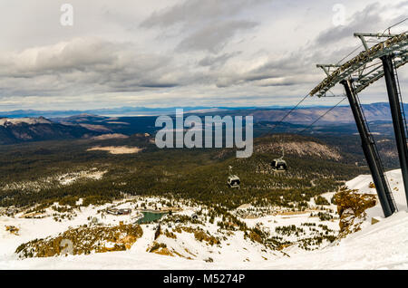 Gondala giro con una vista delle montagne di Sierra e il serbatoio a Mammoth stazione sciistica di Mammoth Lakes, California. Foto Stock