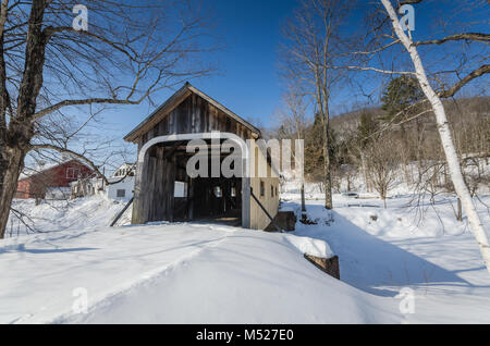 Il McWilliam ponte coperto è un 62 piedi span in legno che attraversa un ramo del fiume Saxtons in Grafton, Vermont. Foto Stock