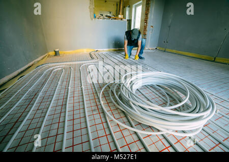 Pipefitter installazione sistema di riscaldamento Foto Stock