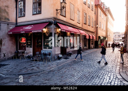 Scena di strada con cafe a Stoccolma, Svezia Foto Stock