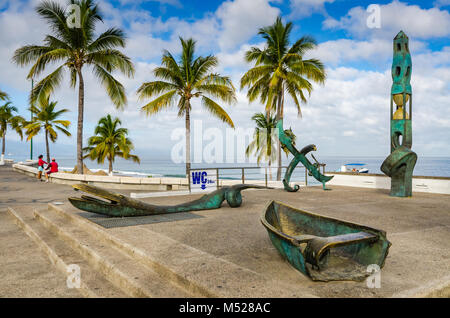 Sculture in bronzo di Pedro Tello su artwalk lungo il Malecon, la passeggiata lungomare, a Puerto Vallarta, Jalisco, Messico. Foto Stock