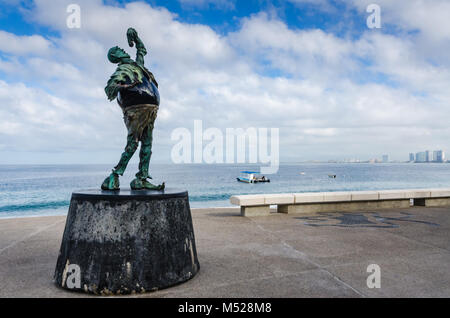 Funny scultura in bronzo dal titolo " Il sottile Rock Eater' di Jonás Gutiérrez su artwalk lungo il Malecon, la passeggiata lungomare, a Puerto Vallarta, Jalisco Foto Stock