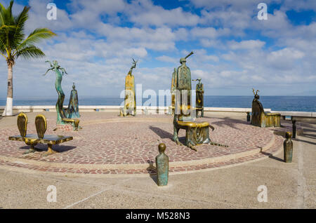 Otto surreali sculture in bronzo, insieme denominata "La Rotonda del Mar " di Alejandro Colunga, su artwalk lungo il Malecon, la passeggiata lungomare, in Puerto V Foto Stock