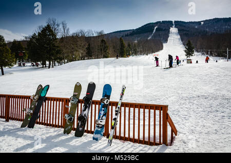 Snowboard schierate al Magic Mountain ski resort situato sulla montagna di Glebe in Londonderry, Vermont. Esso offre un 1.700 piedi caduta verticale. La somma Foto Stock