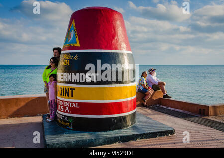 Il punto più meridionale Boa è un calcestruzzo ancorati boa di Key West Florida, segnando il punto più meridionale negli Stati Uniti continentali. Foto Stock