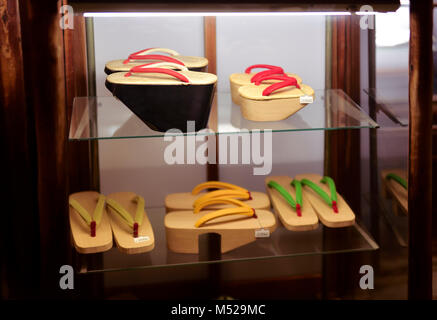 Costoso vintage tradizionale giapponese geta in legno scarpe su un display del negozio in Kyoto Gion Giappone Foto Stock