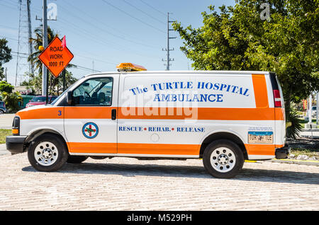 Arancione e bianco ambulanza al Turtle Hospital, una piccola organizzazione senza scopo di lucro dedicata alla riabilitazione di specie in pericolo le tartarughe di mare, Foto Stock