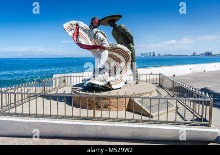 La scultura in bronzo di ballerini da noi artista Jim Demetro su artwalk lungo il Malecon, la passeggiata lungomare, a Puerto Vallarta, Jalisco, Messico. Il pezzo w Foto Stock