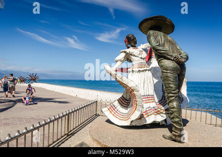 La scultura in bronzo di ballerini da noi artista Jim Demetro su artwalk lungo il Malecon, la passeggiata lungomare, a Puerto Vallarta, Jalisco, Messico. Il pezzo w Foto Stock