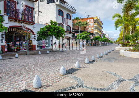 I turisti a piedi i negozi del passato lungo il Malecón, un 12-blocco, miglio-lungo l'esplanade a Puerto Vallarta, Jalisco, Messico. Foto Stock