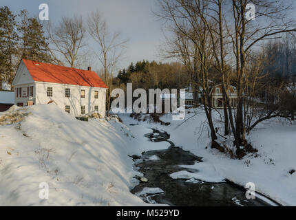 Congelati paesaggio invernale in Grafton, Vermont include Saxton fiume creek e la vecchia stazione dei vigili del fuoco. Foto Stock