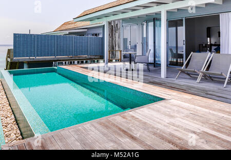 Piscina privata e terrazza di Villa d'acqua delle Maldive Foto Stock