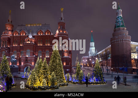 Mosca, Russia - 29 Gennaio 2018: alberi di Natale presso la Manezhnaya Square vicino al Museo Storico e la Piazza Rossa, Vista notte. Foto Stock