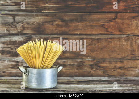 Materie spaghetti , alimentare il concetto di sfondo. Foto Stock