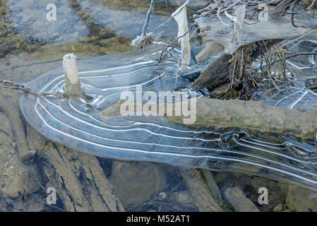Modelli di ghiaccio sul fiume Foto Stock