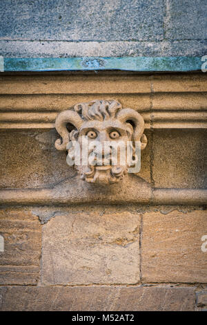 Pietra scolpita cornuto gargoyle / grottesco di Merton College. Oxford, Oxfordshire, Inghilterra Foto Stock