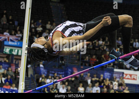 Shaftesbury e Barnett's Akin Coward salta durante il salto in alto a Birmingham in Inghilterra presso il British Indoor campionati. Foto Stock